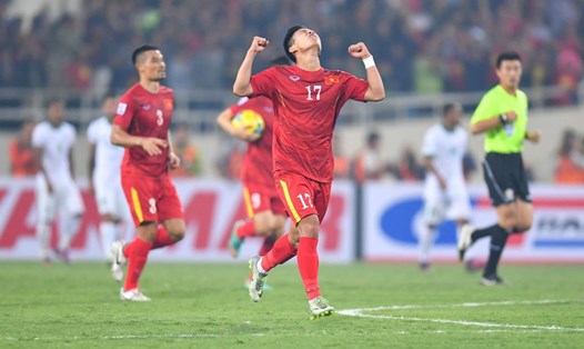 Văn Thanh (số 17) ăn mừng sau khi ghi bàn cho ĐT Việt Nam ở trận bán kết lượt về AFF Suzuki Cup 2016 với ĐT Indonesia. Ảnh: affsuzukicup.com